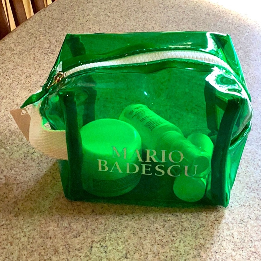 Mario Badescu Green clear cosmetic case with (4) samples NEW